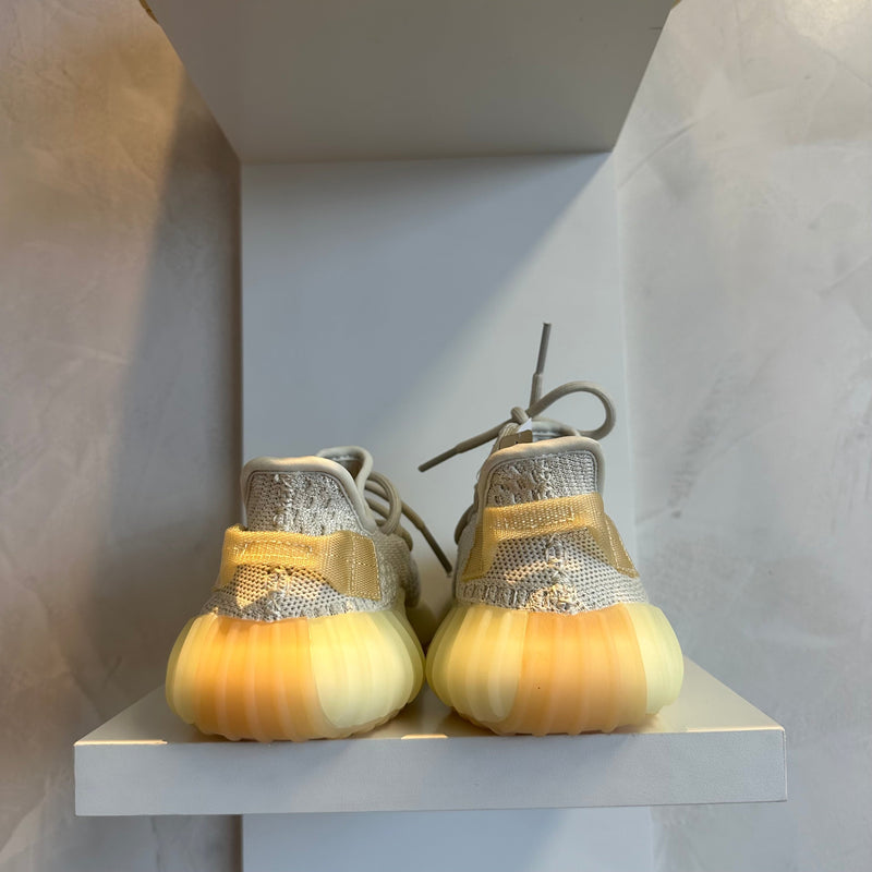 Ad Yeezy Boost 350 V2 Light